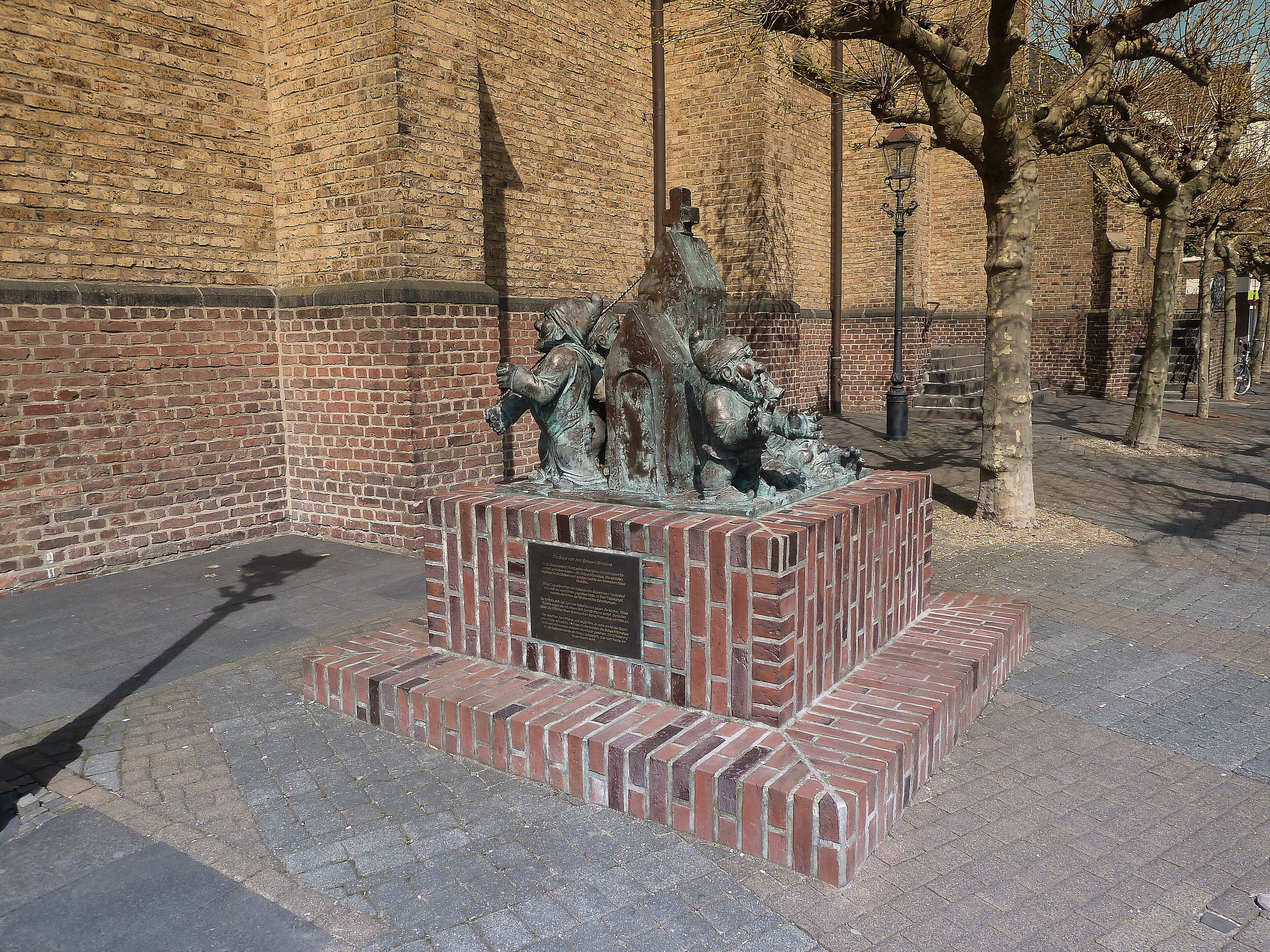 Willich - Skulptur der Sekes-Männekes an der Kirche St. Katharina