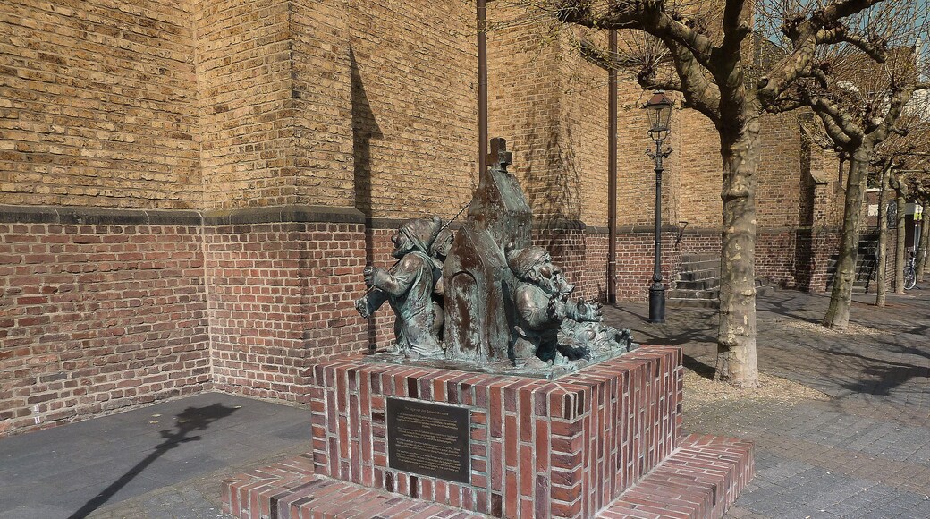 Willich - Skulptur der Sekes-Männekes an der Kirche St. Katharina