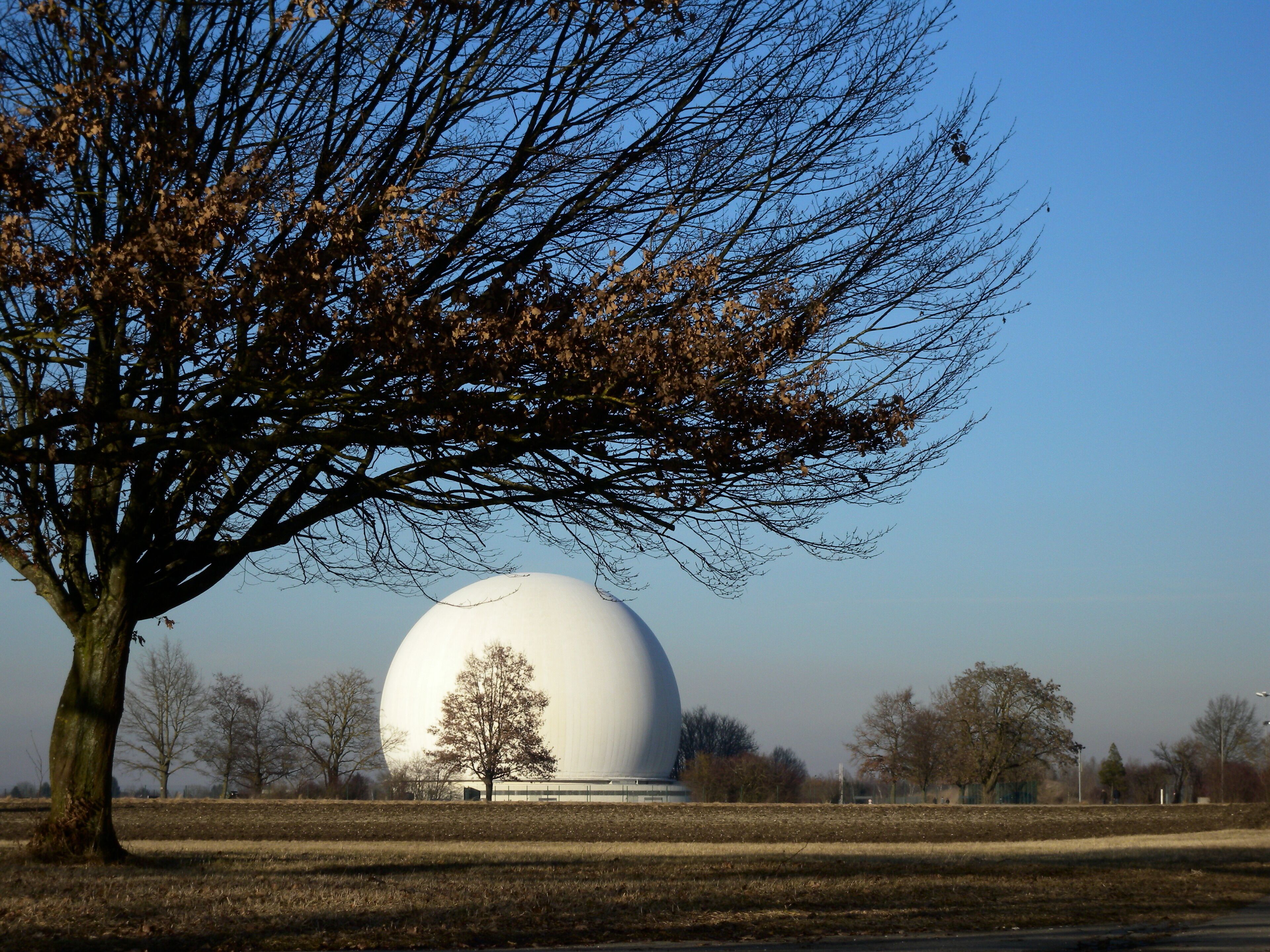 Das Radom an der Erdfunkstelle Raisting.