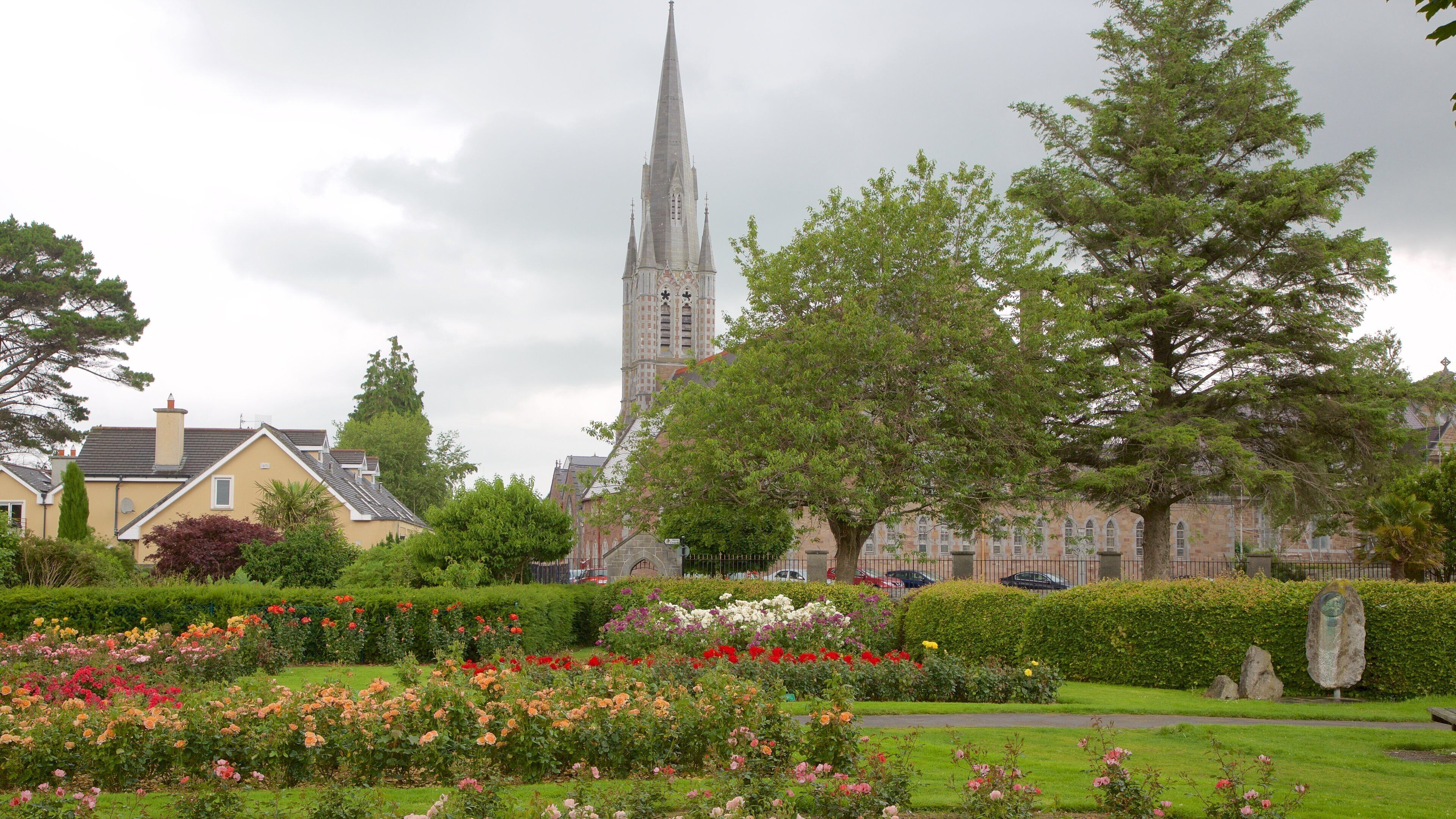 트럴리 타운 공원 이 포함 종교적 요소, 문화유산 건축 과 문화유산 요소