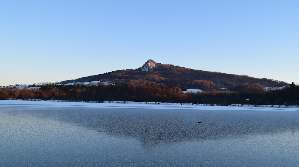 Zu sehen ist der Hohenstoffeln, welcher sich im Baggersee Binningen (LSG Hegau) spiegelt; Binninger Ried (NSG); Hohenstoffeln (NSG)