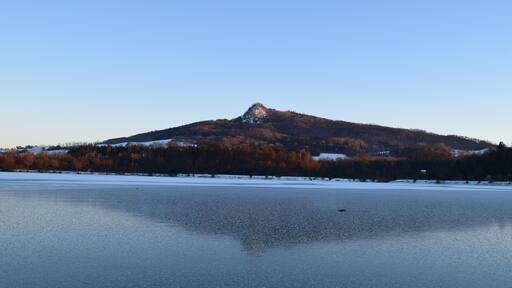 Zu sehen ist der Hohenstoffeln, welcher sich im Baggersee Binningen (LSG Hegau) spiegelt; Binninger Ried (NSG); Hohenstoffeln (NSG)