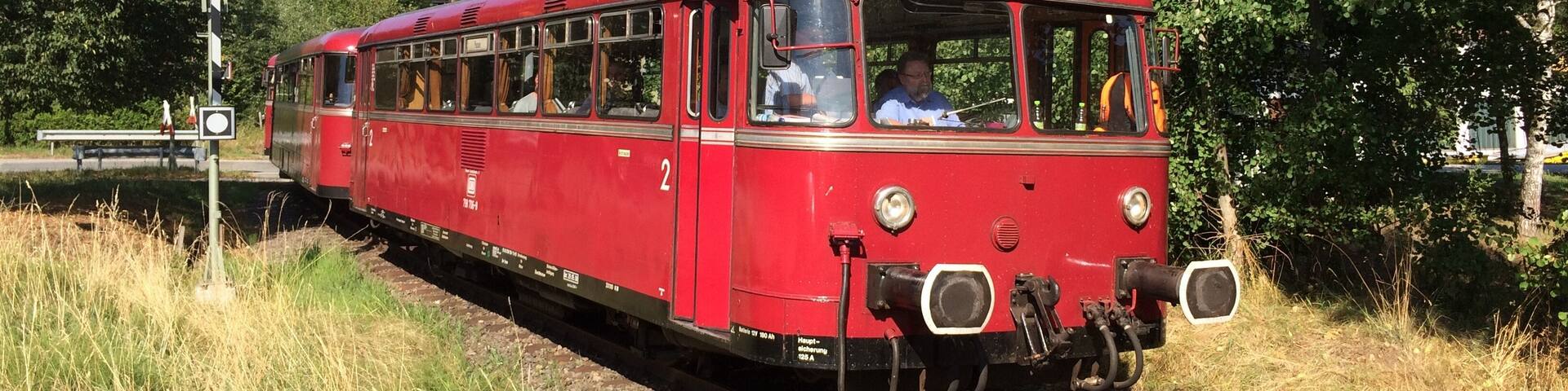 Schienenbusse der Passauer Eisenbahnfreunde auf der Ilztalbahn zwischen dem Bahnübergang Bahnhofstraße /Osterbachtal und dem Bahnhof Röhrnbach