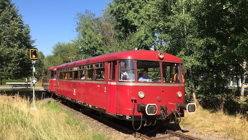 Schienenbusse der Passauer Eisenbahnfreunde auf der Ilztalbahn zwischen dem Bahnübergang Bahnhofstraße /Osterbachtal und dem Bahnhof Röhrnbach