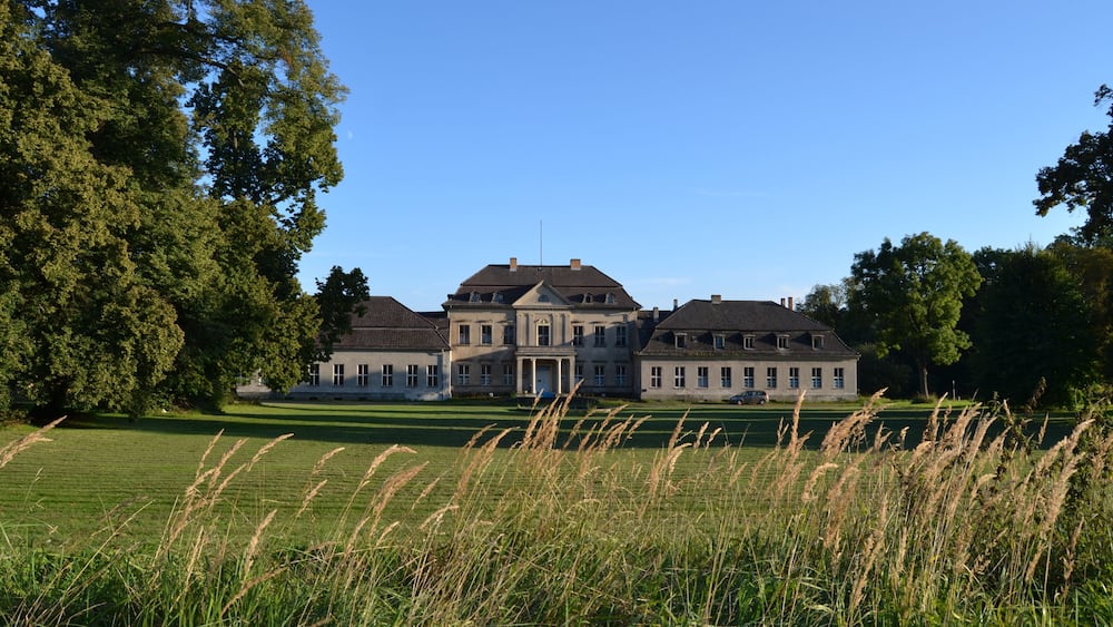 Baudenkmal Schlossanlage mit Wirtschaftshof, Nebengebäuden und Schlosspark. Die Schlossanlage wurde 1770 errichtet. 1859 ist das Schloss durch Friedrich August Stüler umgebaut worden. Der Schlosspark wurde ebenfalls 1770 geschaffen, ist aber nur noch in Teilen so erhalten, wie er angelegt wurde.