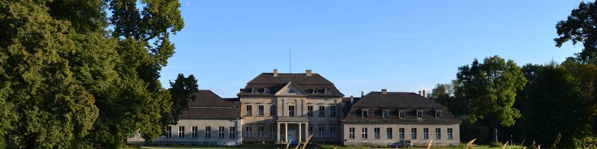 Baudenkmal Schlossanlage mit Wirtschaftshof, Nebengebäuden und Schlosspark. Die Schlossanlage wurde 1770 errichtet. 1859 ist das Schloss durch Friedrich August Stüler umgebaut worden. Der Schlosspark wurde ebenfalls 1770 geschaffen, ist aber nur noch in Teilen so erhalten, wie er angelegt wurde.
