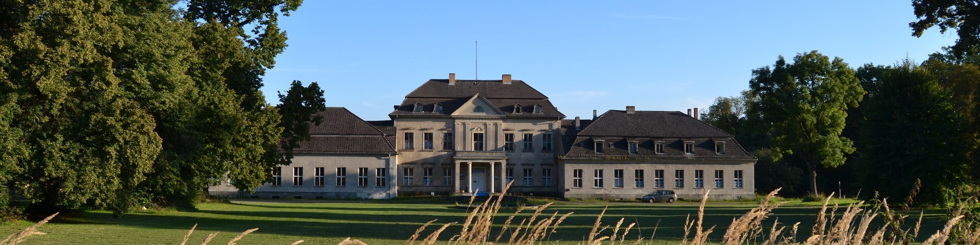 Baudenkmal Schlossanlage mit Wirtschaftshof, Nebengebรคuden und Schlosspark. Die Schlossanlage wurde 1770 errichtet. 1859 ist das Schloss durch Friedrich August Stรผler umgebaut worden. Der Schlosspark wurde ebenfalls 1770 geschaffen, ist aber nur noch in Teilen so erhalten, wie er angelegt wurde.