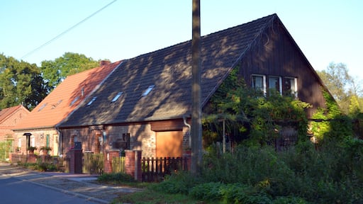 Baudenkmal Vierfamilien-Gutsarbeiterhaus mit Stallgebäude und Waschhaus (Dorfstrasse 12) in Prädikow (zu Prötzel).