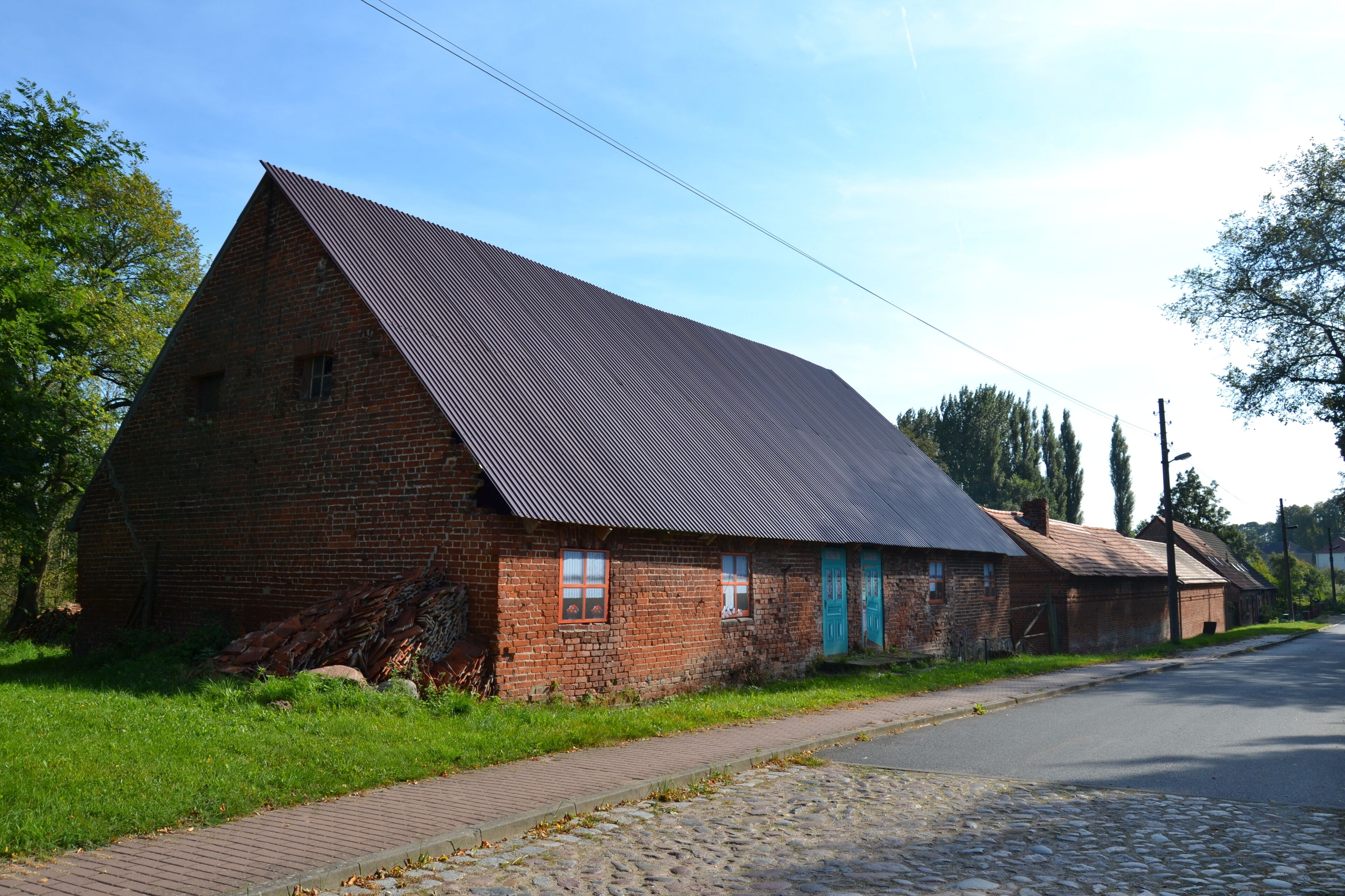 Baudenkmal Vierfamilien-Gutsarbeiterhaus mit Stallgebäude und Waschhaus (Dorfstrasse 13) in Prädikow (zu Prötzel).