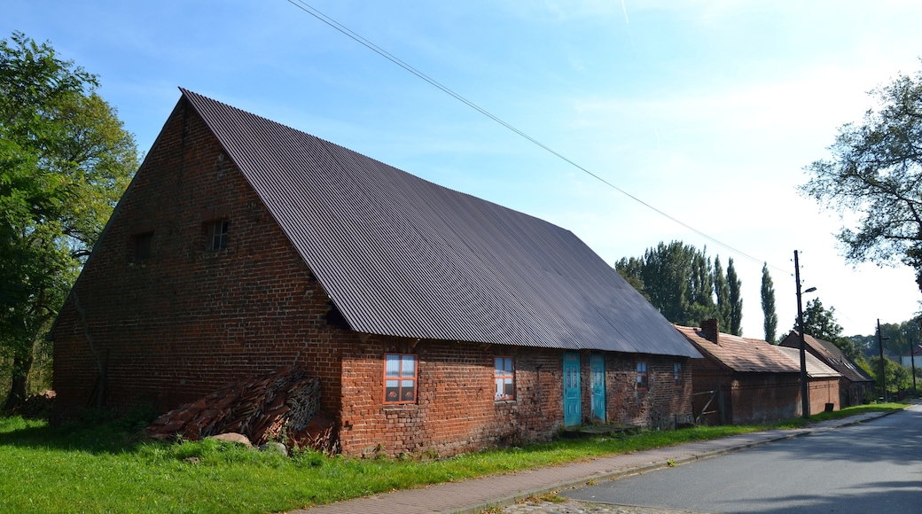 Baudenkmal Vierfamilien-Gutsarbeiterhaus mit Stallgebäude und Waschhaus (Dorfstrasse 13) in Prädikow (zu Prötzel).