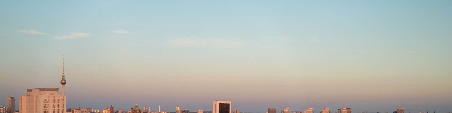 panorama blick in richtung osten über Berlin am abend. Aussicht auf Regierungsviertel, Charité und Berlin Mitte