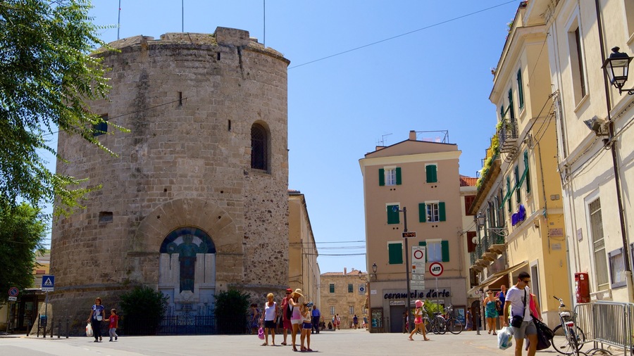 Alghero showing heritage architecture and street scenes as well as a large group of people