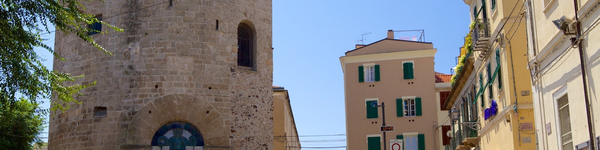 Alghero caracterizando cenas de rua e arquitetura de patrimônio assim como um grande grupo de pessoas