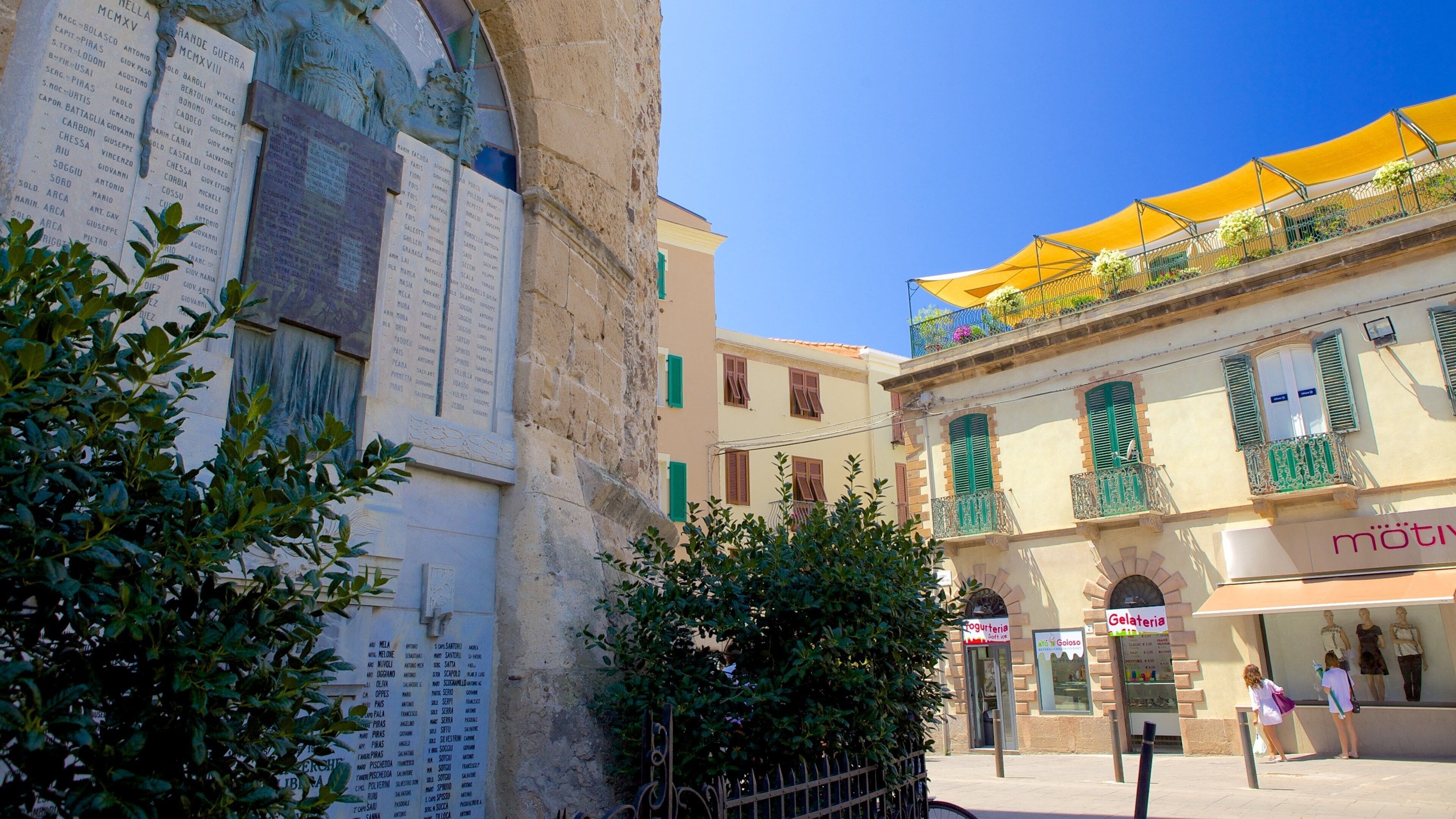 Alghero showing heritage architecture and street scenes