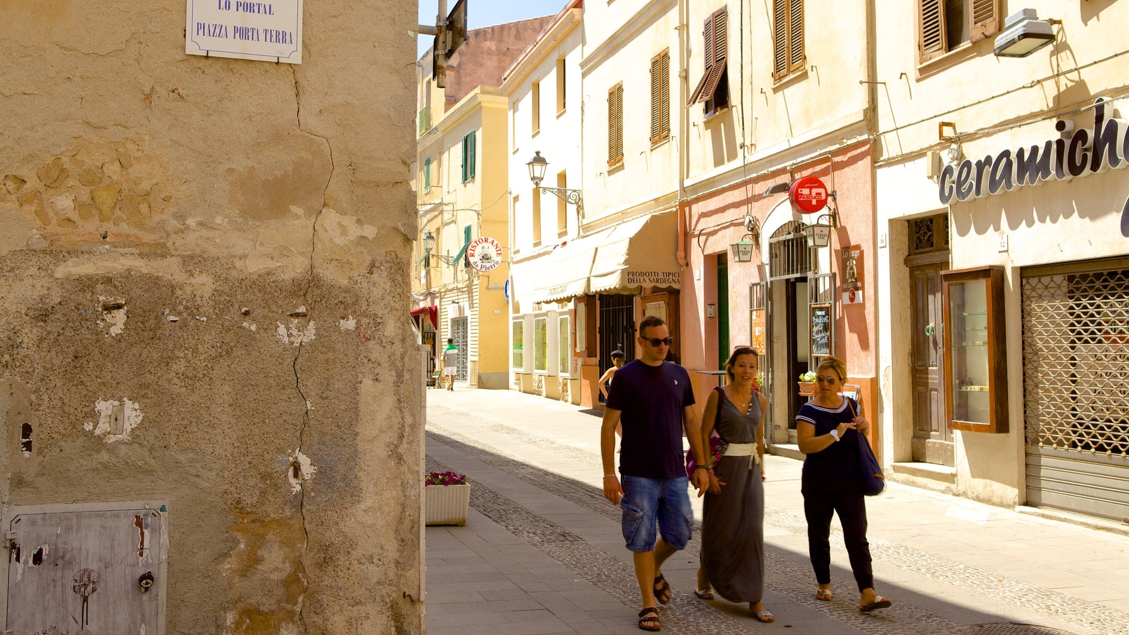 Alghero som inkluderer liten by eller landsby, gatescener og historisk arkitektur