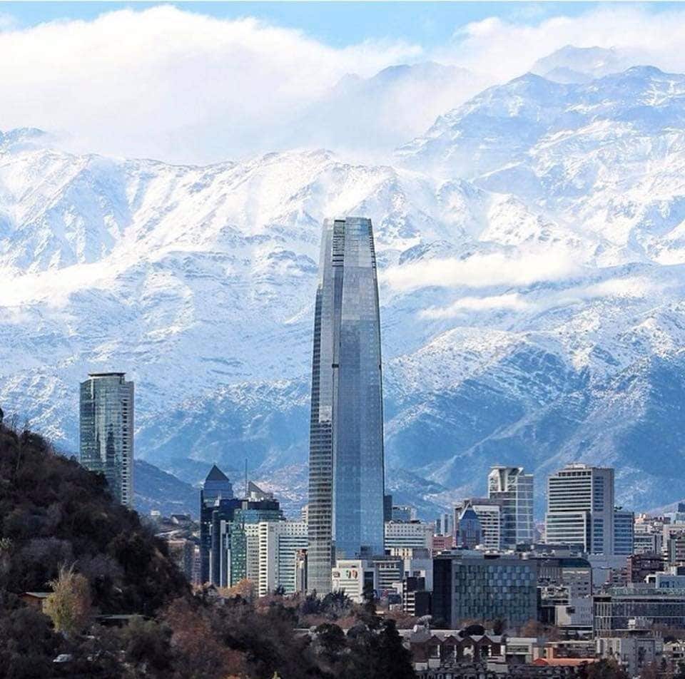 Costanera Center , es un proyecto inmobiliario ubicado en la comuna de Providencia en la ciudad de Santiago, Chile. Debe su nombre a que se sitúa cerca del río Mapocho. Consta de un conjunto de cuatro edificios (dos de ellos no construidos) ubicados en la intersección de Avenida Andrés Bello con Nueva Tajamar, a unos metros de la estación Tobalaba del Metro de Santiago. Su edificio central, la Gran Torre Santiago, cuenta con un área total de 128 000 m², tiene una altura de 297 metros incluida la espiral (300 m hasta el último de sus 62 pisos) y está equipado con 24 ascensores de alta velocidad que pueden alcanzar un máximo de 6,6 metros por segundo.1 Con estas características, la Gran Torre Santiago se convierte en el rascacielos más alto de Latinoamérica. Las torres 1, 3 y 4 tienen una altura de 175, 175 y 105 metros, respectivamente.