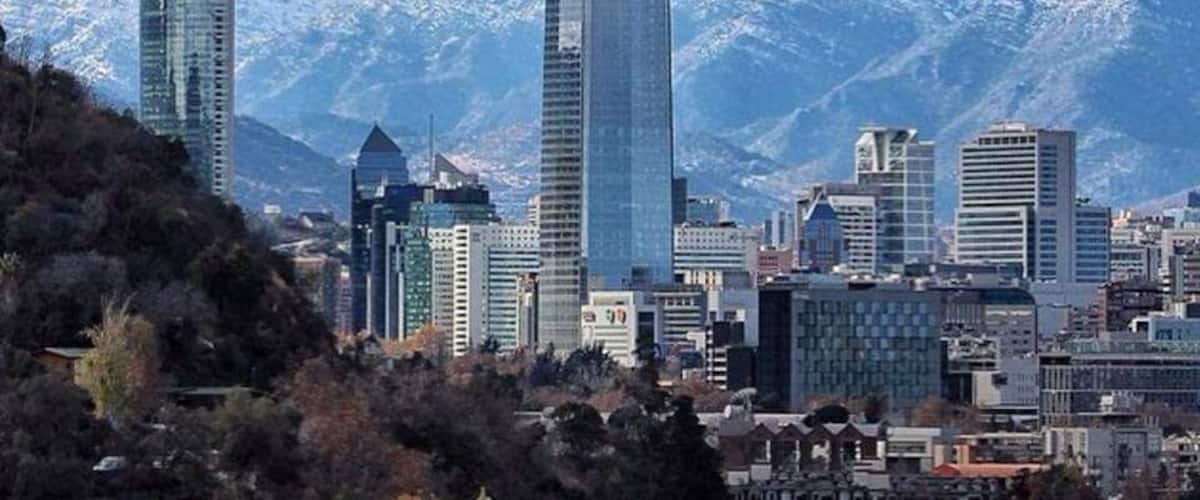 Costanera Center , es un proyecto inmobiliario ubicado en la comuna de Providencia en la ciudad de Santiago, Chile. Debe su nombre a que se sitúa cerca del río Mapocho. Consta de un conjunto de cuatro edificios (dos de ellos no construidos) ubicados en la intersección de Avenida Andrés Bello con Nueva Tajamar, a unos metros de la estación Tobalaba del Metro de Santiago. Su edificio central, la Gran Torre Santiago, cuenta con un área total de 128 000 m², tiene una altura de 297 metros incluida la espiral (300 m hasta el último de sus 62 pisos) y está equipado con 24 ascensores de alta velocidad que pueden alcanzar un máximo de 6,6 metros por segundo.1 Con estas características, la Gran Torre Santiago se convierte en el rascacielos más alto de Latinoamérica. Las torres 1, 3 y 4 tienen una altura de 175, 175 y 105 metros, respectivamente.