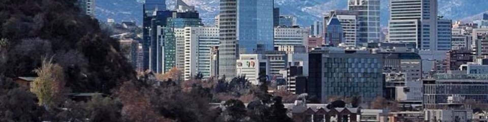Costanera Center , es un proyecto inmobiliario ubicado en la comuna de Providencia en la ciudad de Santiago, Chile. Debe su nombre a que se sitĂșa cerca del rĂo Mapocho. Consta de un conjunto de cuatro edificios (dos de ellos no construidos) ubicados en la intersecciĂłn de Avenida AndrĂ©s Bello con Nueva Tajamar, a unos metros de la estaciĂłn Tobalaba del Metro de Santiago. Su edificio central, la Gran Torre Santiago, cuenta con un ĂĄrea total de 128 000 mÂČ, tiene una altura de 297 metros incluida la espiral (300 m hasta el Ășltimo de sus 62 pisos) y estĂĄ equipado con 24 ascensores de alta velocidad que pueden alcanzar un mĂĄximo de 6,6 metros por segundo.1â Con estas caracterĂsticas, la Gran Torre Santiago se convierte en el rascacielos mĂĄs alto de LatinoamĂ©rica. Las torres 1, 3 y 4 tienen una altura de 175, 175 y 105 metros, respectivamente.