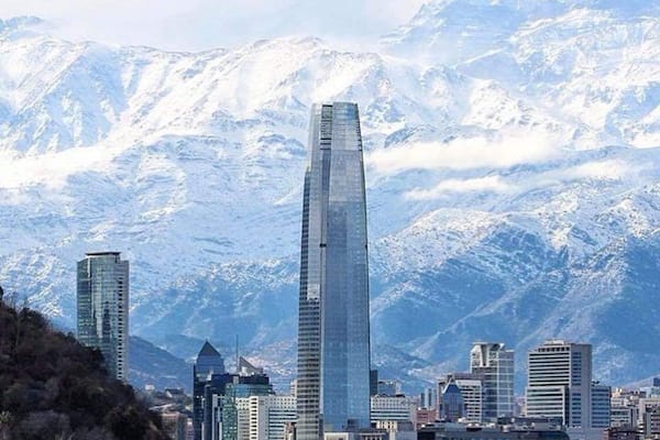 Costanera Center , es un proyecto inmobiliario ubicado en la comuna de Providencia en la ciudad de Santiago, Chile. Debe su nombre a que se sitúa cerca del río Mapocho. Consta de un conjunto de cuatro edificios (dos de ellos no construidos) ubicados en la intersección de Avenida Andrés Bello con Nueva Tajamar, a unos metros de la estación Tobalaba del Metro de Santiago. Su edificio central, la Gran Torre Santiago, cuenta con un área total de 128 000 m², tiene una altura de 297 metros incluida la espiral (300 m hasta el último de sus 62 pisos) y está equipado con 24 ascensores de alta velocidad que pueden alcanzar un máximo de 6,6 metros por segundo.1 Con estas características, la Gran Torre Santiago se convierte en el rascacielos más alto de Latinoamérica. Las torres 1, 3 y 4 tienen una altura de 175, 175 y 105 metros, respectivamente.