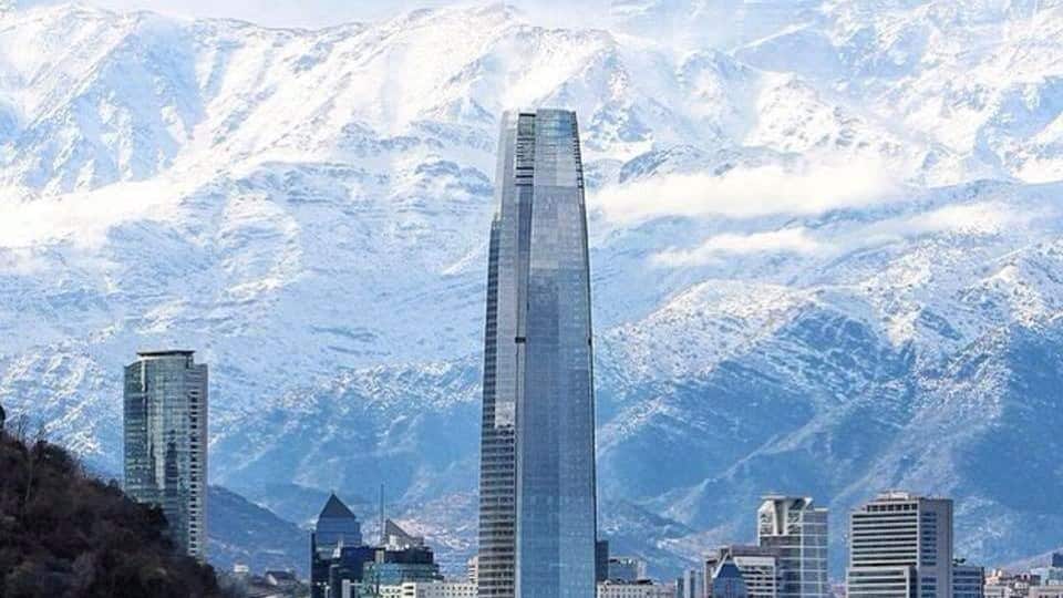 Costanera Center , es un proyecto inmobiliario ubicado en la comuna de Providencia en la ciudad de Santiago, Chile. Debe su nombre a que se sitúa cerca del río Mapocho. Consta de un conjunto de cuatro edificios (dos de ellos no construidos) ubicados en la intersección de Avenida Andrés Bello con Nueva Tajamar, a unos metros de la estación Tobalaba del Metro de Santiago. Su edificio central, la Gran Torre Santiago, cuenta con un área total de 128 000 m², tiene una altura de 297 metros incluida la espiral (300 m hasta el último de sus 62 pisos) y está equipado con 24 ascensores de alta velocidad que pueden alcanzar un máximo de 6,6 metros por segundo.1 Con estas características, la Gran Torre Santiago se convierte en el rascacielos más alto de Latinoamérica. Las torres 1, 3 y 4 tienen una altura de 175, 175 y 105 metros, respectivamente.