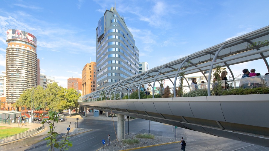 Costanera Center mostrando uma cidade e uma ponte