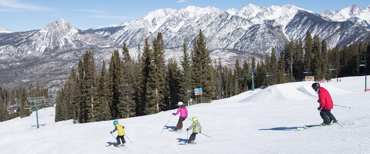 Estación de esquí Purgatory que incluye vistas de paisajes, montañas y nieve