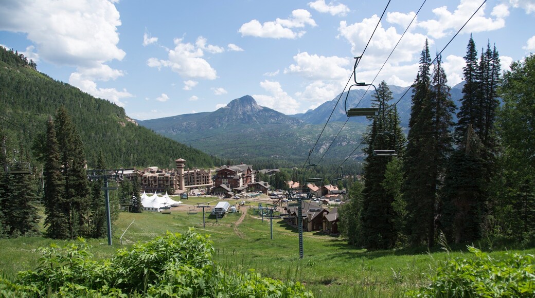 Estación de esquí Purgatory mostrando un hotel o resort de lujo, vistas de paisajes y una góndola