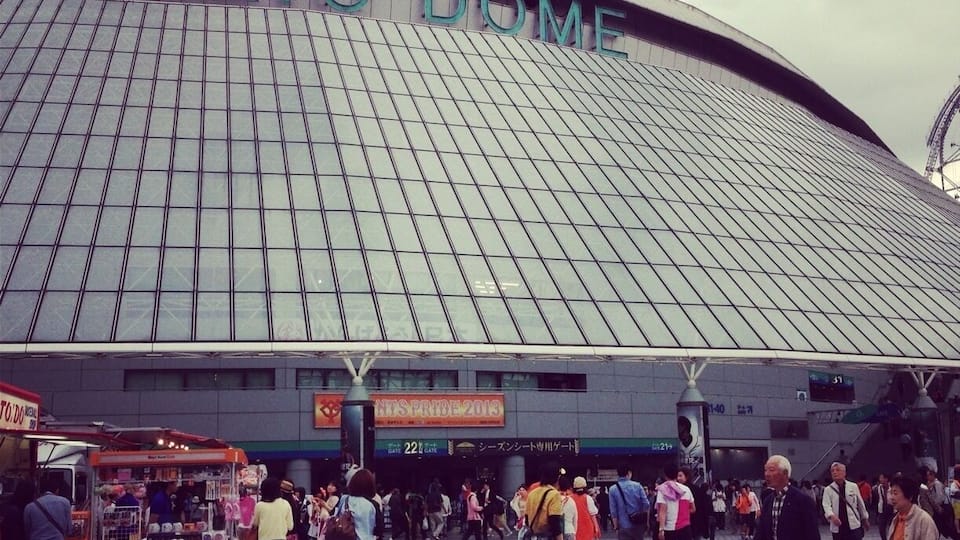 Tokyo Dome was opened as the first domed baseball field in Japan in 1988. Its white roof is supported by the air with higher pressure. Getting inside, you can feel the pressure to your ears but won't feel any uncomfortable. They host Tokyo Yomiuri Giants.