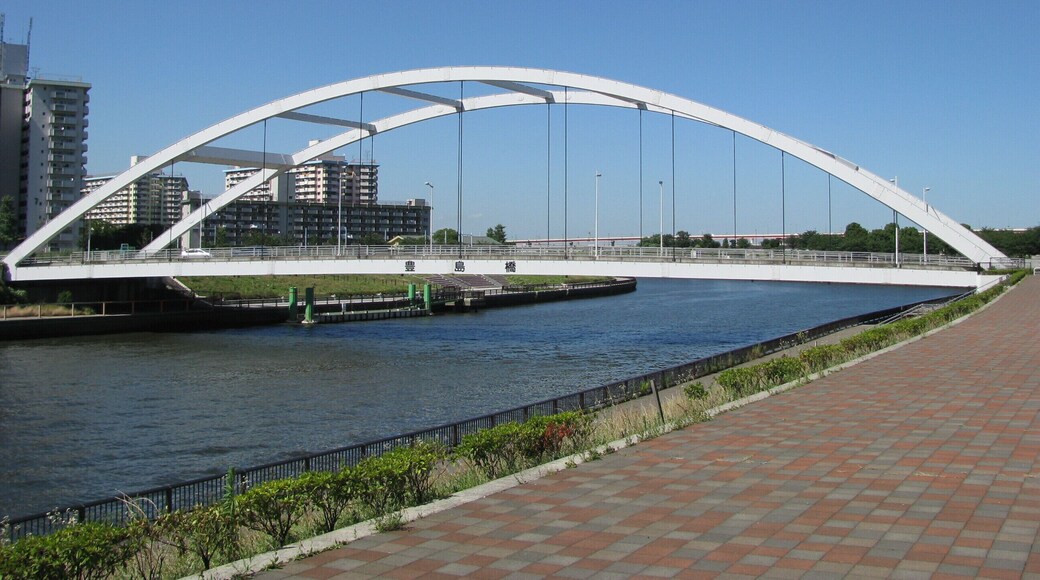 The Toshima-hashi is over the Sumida-gawa, connect Kita and Adachi in Tokyo, Japan.