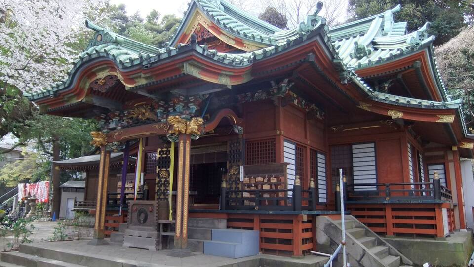 Ein traditioneller japanischer Tempel mit aufwendiger Architektur und einer Treppe zum Eingang.