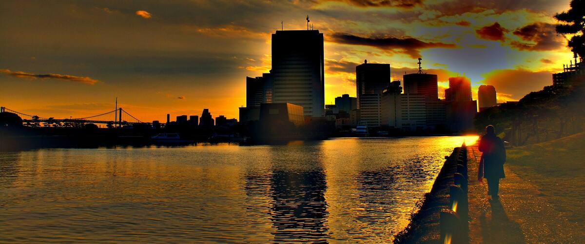 Original Description: "In evening of Hamaricuu". (Going by location, it can be assumed that "Hamaricuu" is simply an alternate romanization of "Hamarikyu" or "Hama-rikyū").