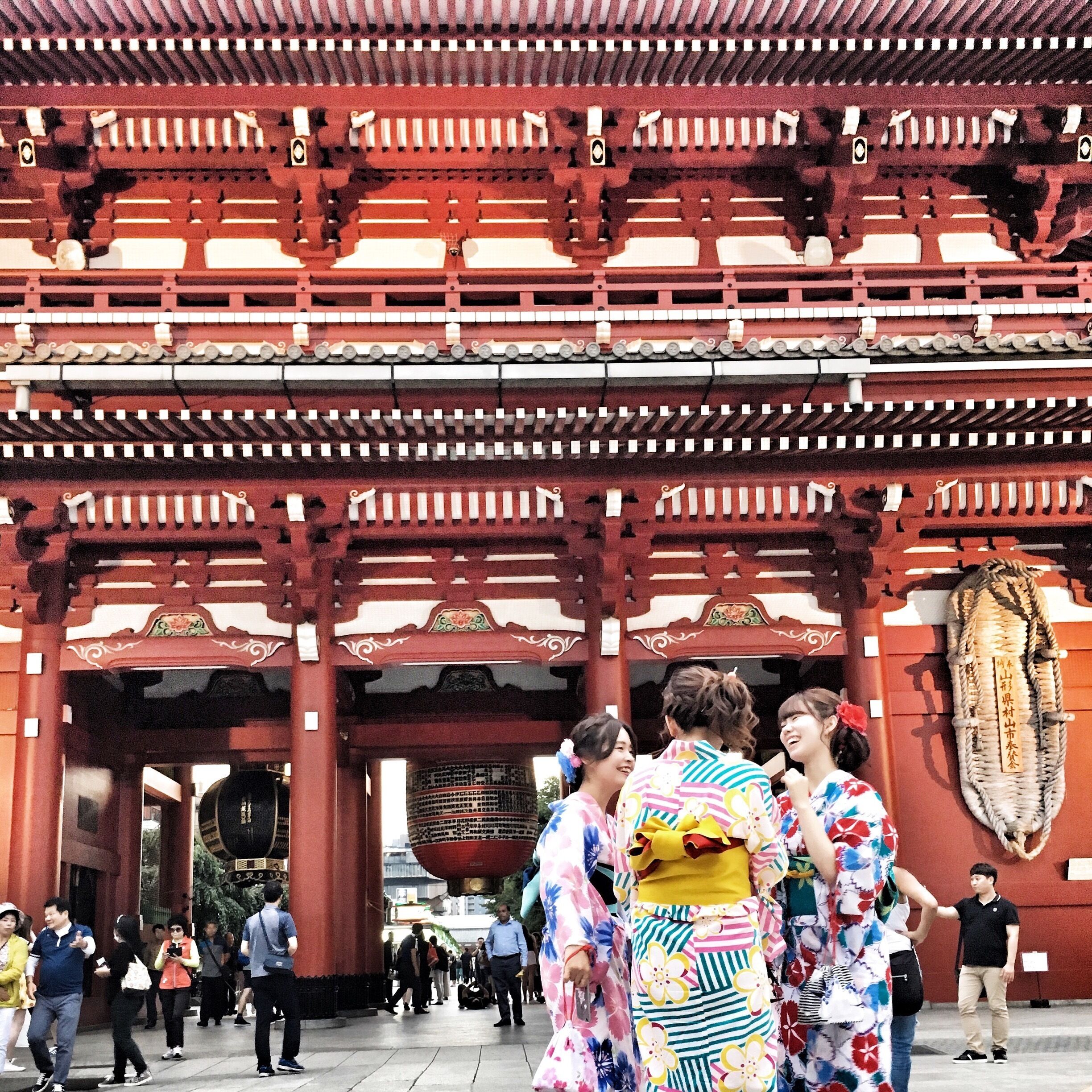 My favorite Buddhist temple in Tokyo is definitely Sensō-ji. It is Tokyo’s oldest temple (completed in 628). My advise is to go just before sunset to have the best light and stay till evening falls because then the temple is beautifully lit ✨
#red #tokyo #japan #temple