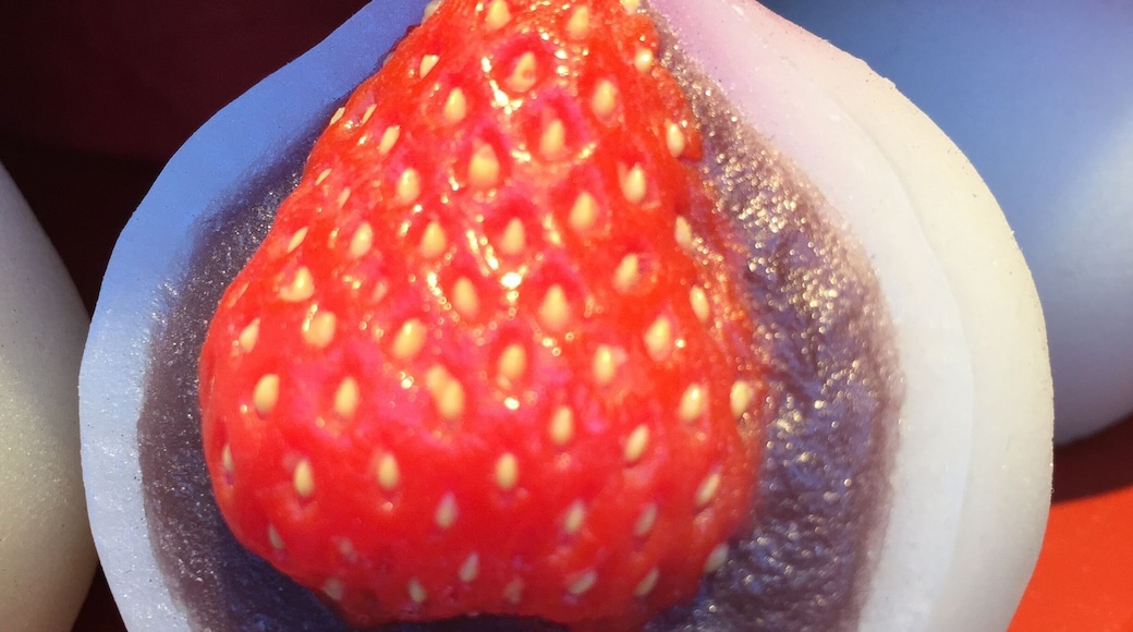 The cutest Mochi! Not only it's edible, it actually tastes marvelous! Willy Wonka would've gone nuts to learn red bean can be as tasty and as pretty as chocolate 😉