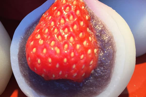 The cutest Mochi! Not only it's edible, it actually tastes marvelous! Willy Wonka would've gone nuts to learn red bean can be as tasty and as pretty as chocolate đ