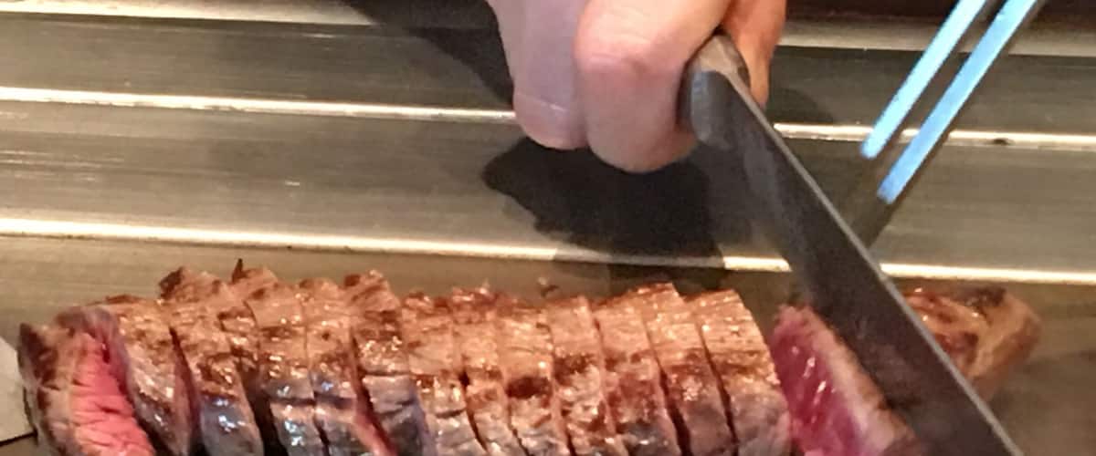 Wagyu teppanyaki in Ginza Mitsukoshi 12/F. Enjoy the artistry of its lady chefs.
Always packed with diners. Be there early.