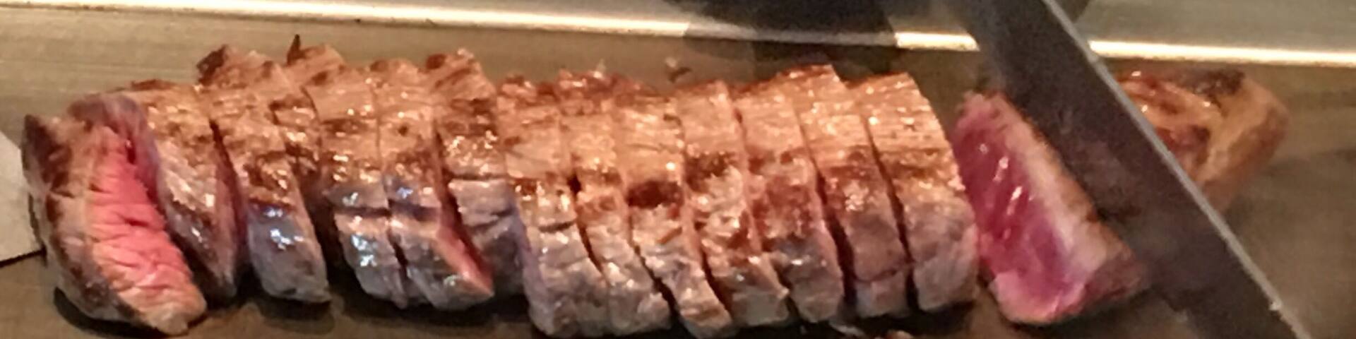 Wagyu teppanyaki in Ginza Mitsukoshi 12/F. Enjoy the artistry of its lady chefs.
Always packed with diners. Be there early.