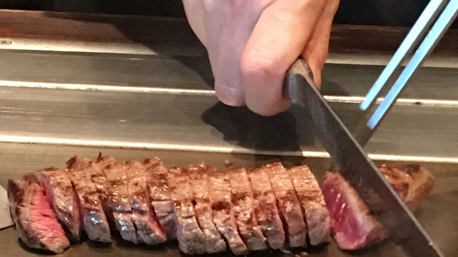 Wagyu teppanyaki in Ginza Mitsukoshi 12/F. Enjoy the artistry of its lady chefs.
Always packed with diners. Be there early.