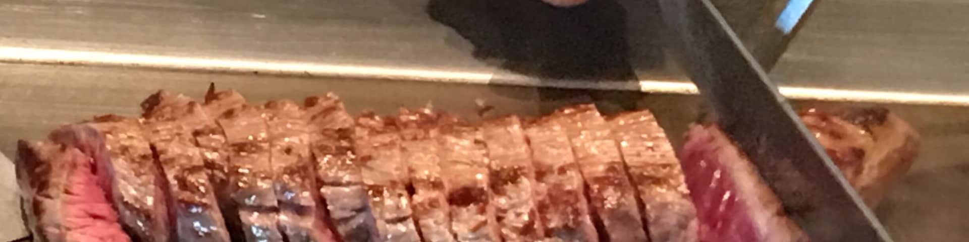 Wagyu teppanyaki in Ginza Mitsukoshi 12/F. Enjoy the artistry of its lady chefs.
Always packed with diners. Be there early.