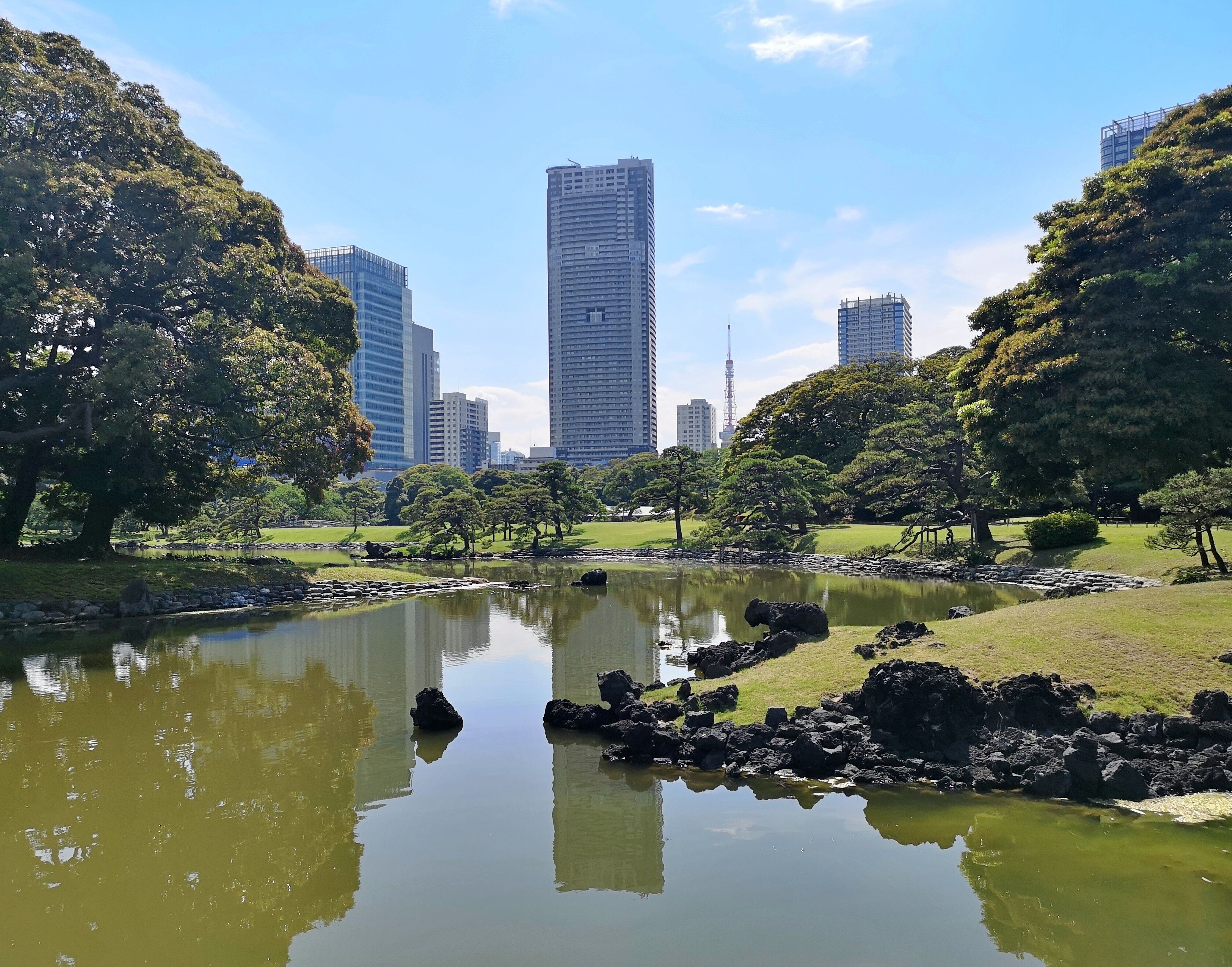 Hamarikyu is one of my favourite places in Tokyo. Surrounded by skyscrapers, this garden is a true oasis. Stroll the many paths, bring a picnic or take a break at the tea house where you can try matcha and wagashi (traditional Japanese sweets). You can also combine a visit to Hamarikyu with a trip along the Sumida River to Asakusa. 