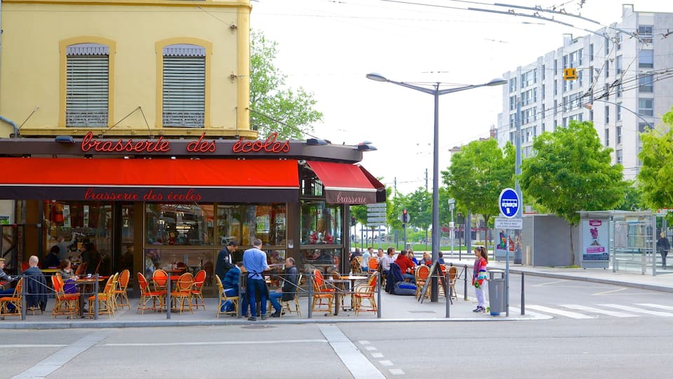 La Croix Rousse showing cafe scenes and outdoor eating