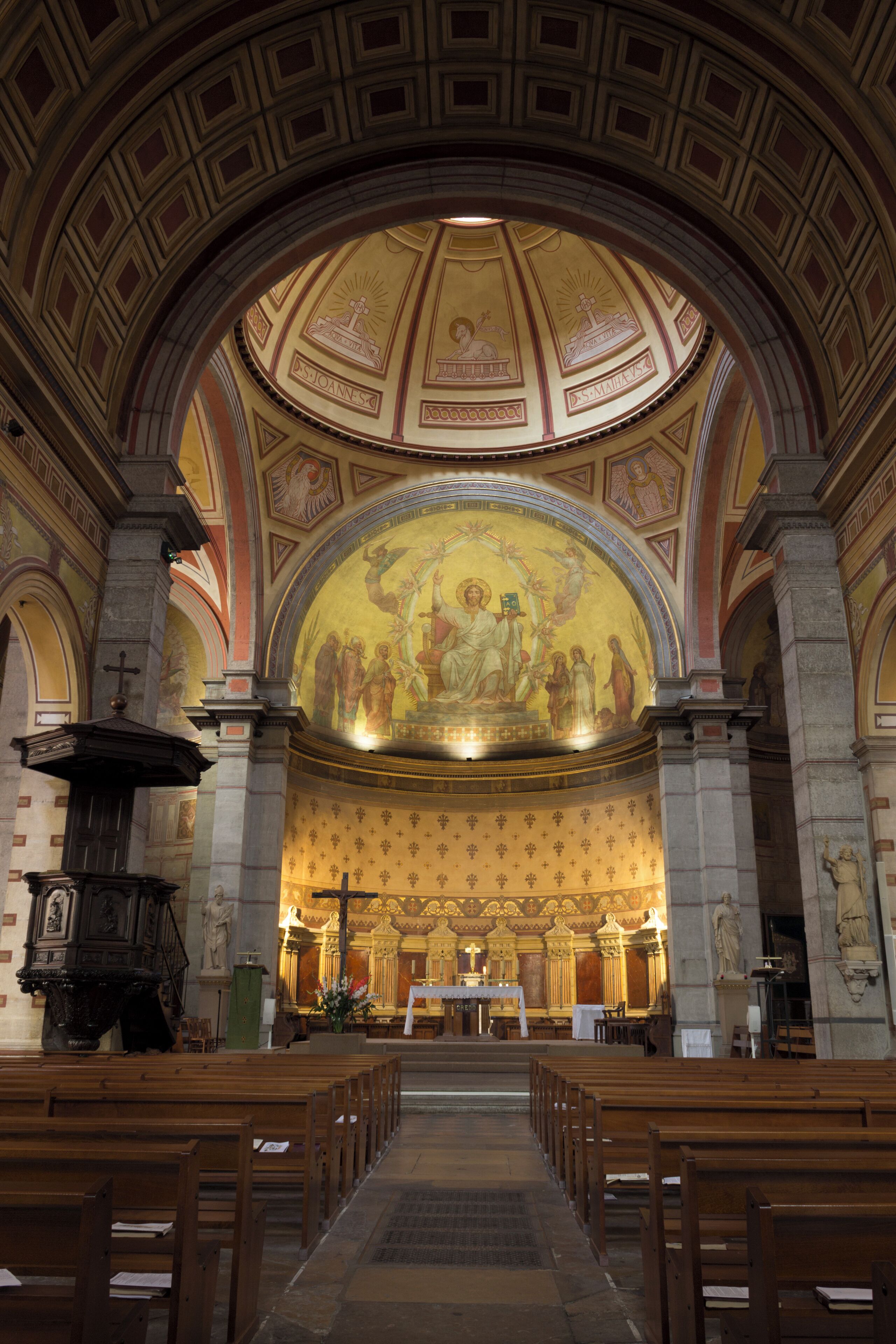 Intérieur de l'église Saint-Denis-de-la-Croix-Rousse de Lyon.
