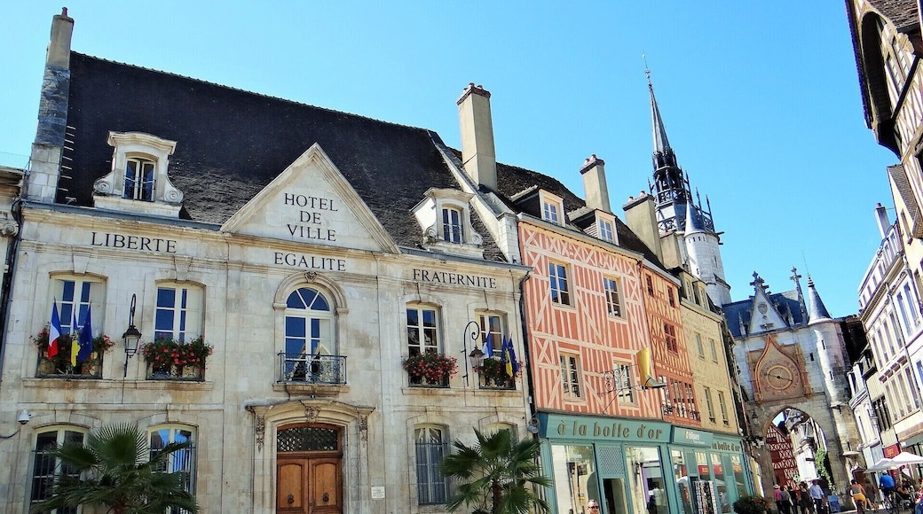 This building is indexed in the Base Mérimée, a database of architectural heritage maintained by the French Ministry of Culture, under the reference PA00113607 .