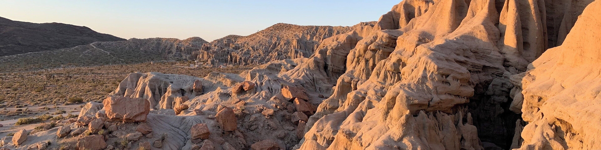 I took a wonderful backcountry hike at Red Rock Canyon State Park. The area has amazing geology and beautiful plant and wildlife. 7 miles of hiking through dry creek washes, trails and OHV track. The campground at this park is impeccably kept.
#Hiking #CAStateParks #Camping #Desert #Redrock
