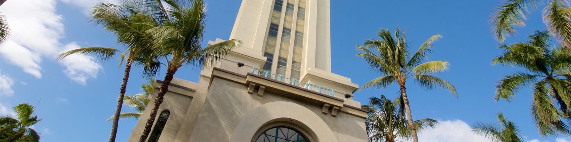 Aloha Tower showing modern architecture