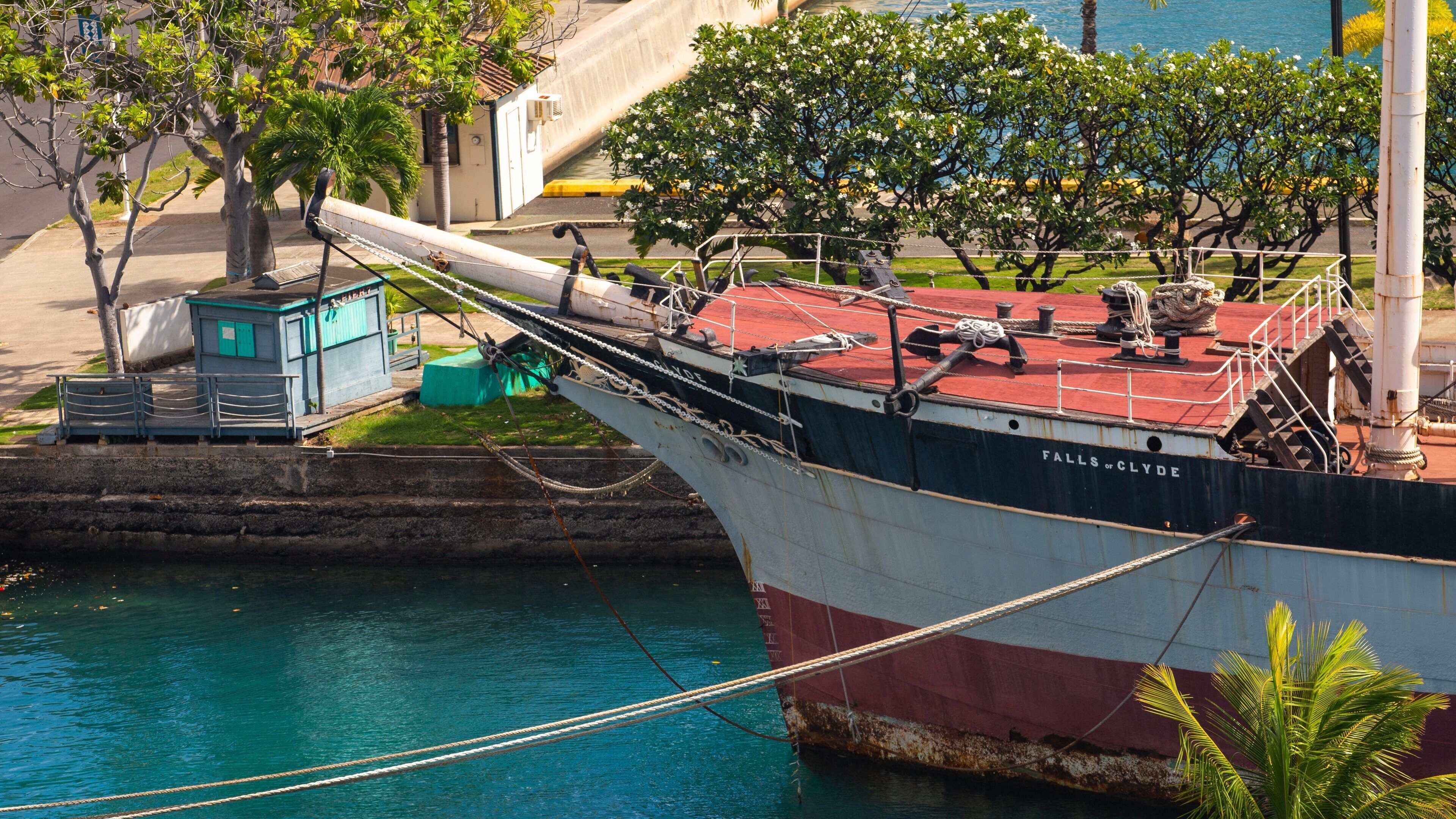 Aloha Tower showing a marina