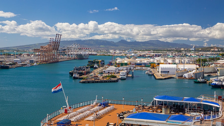 Aloha Tower showing a marina and landscape views