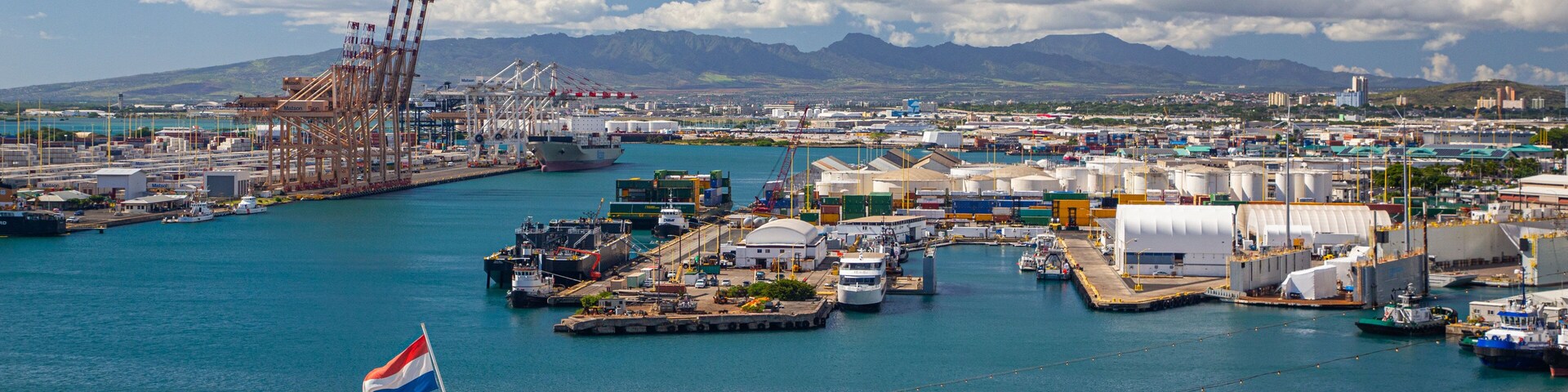 Aloha Tower showing a marina and landscape views
