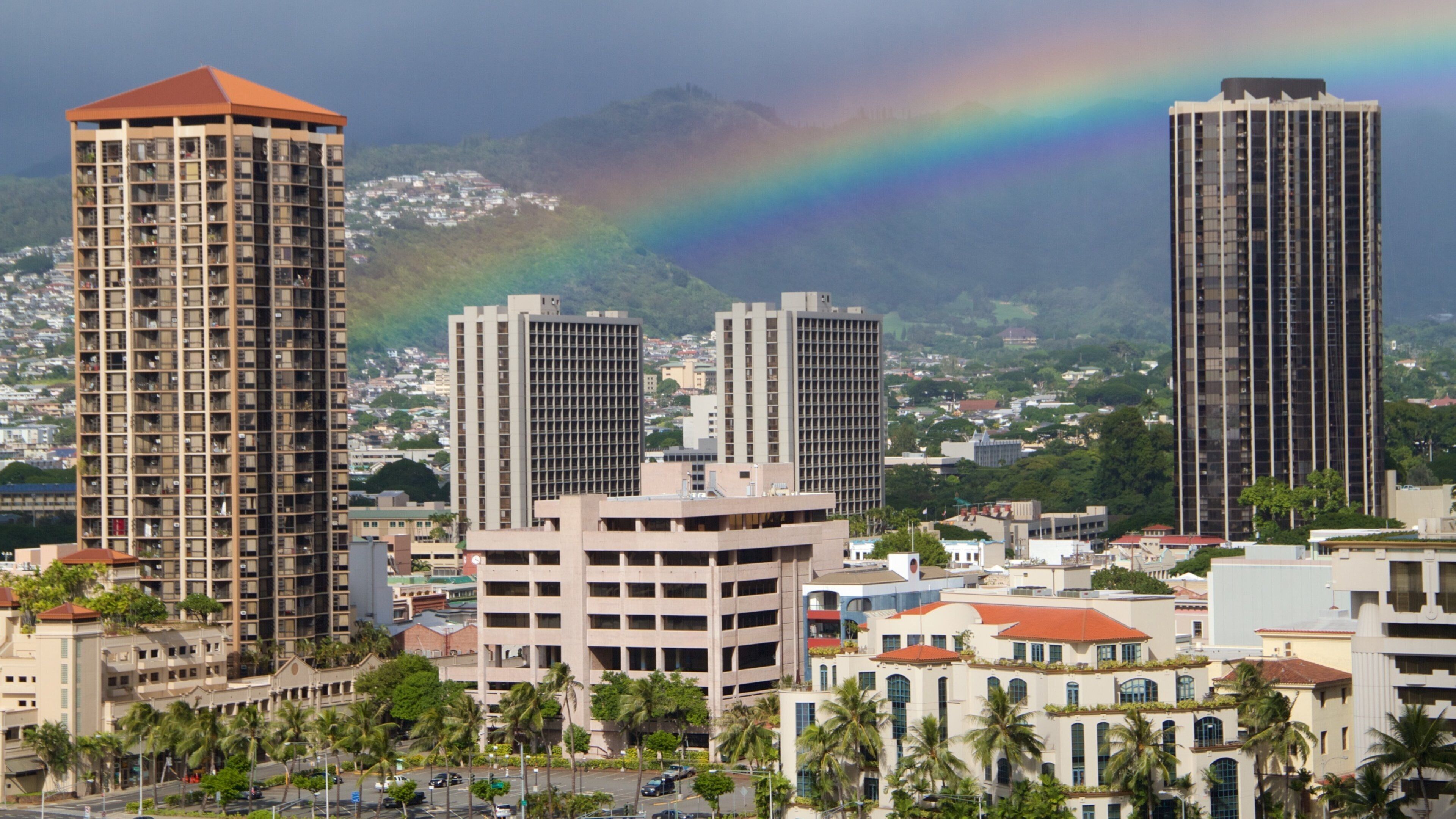 Aloha Tower showing a city and skyline