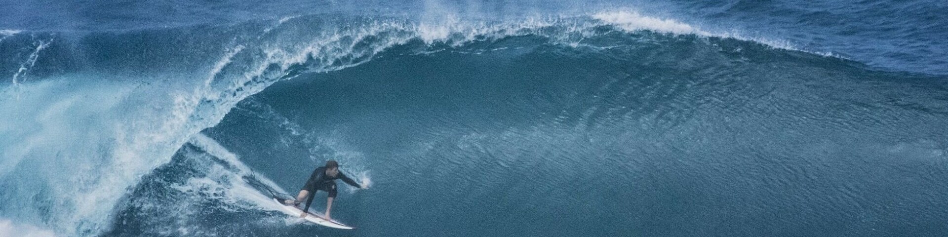 Un surfista cabalgando una ola grande en el océano.