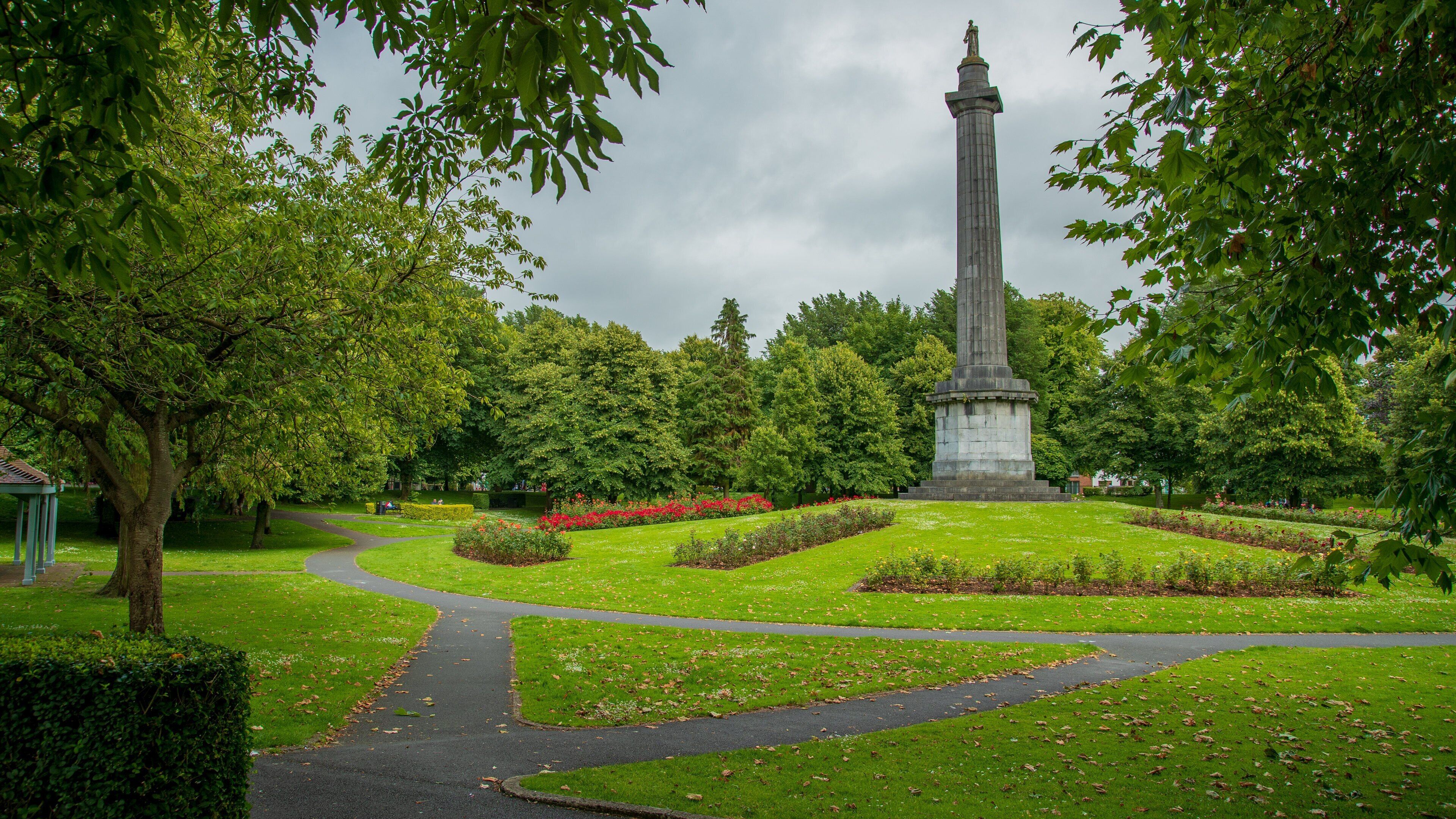 People\'s Park showing a monument and a garden